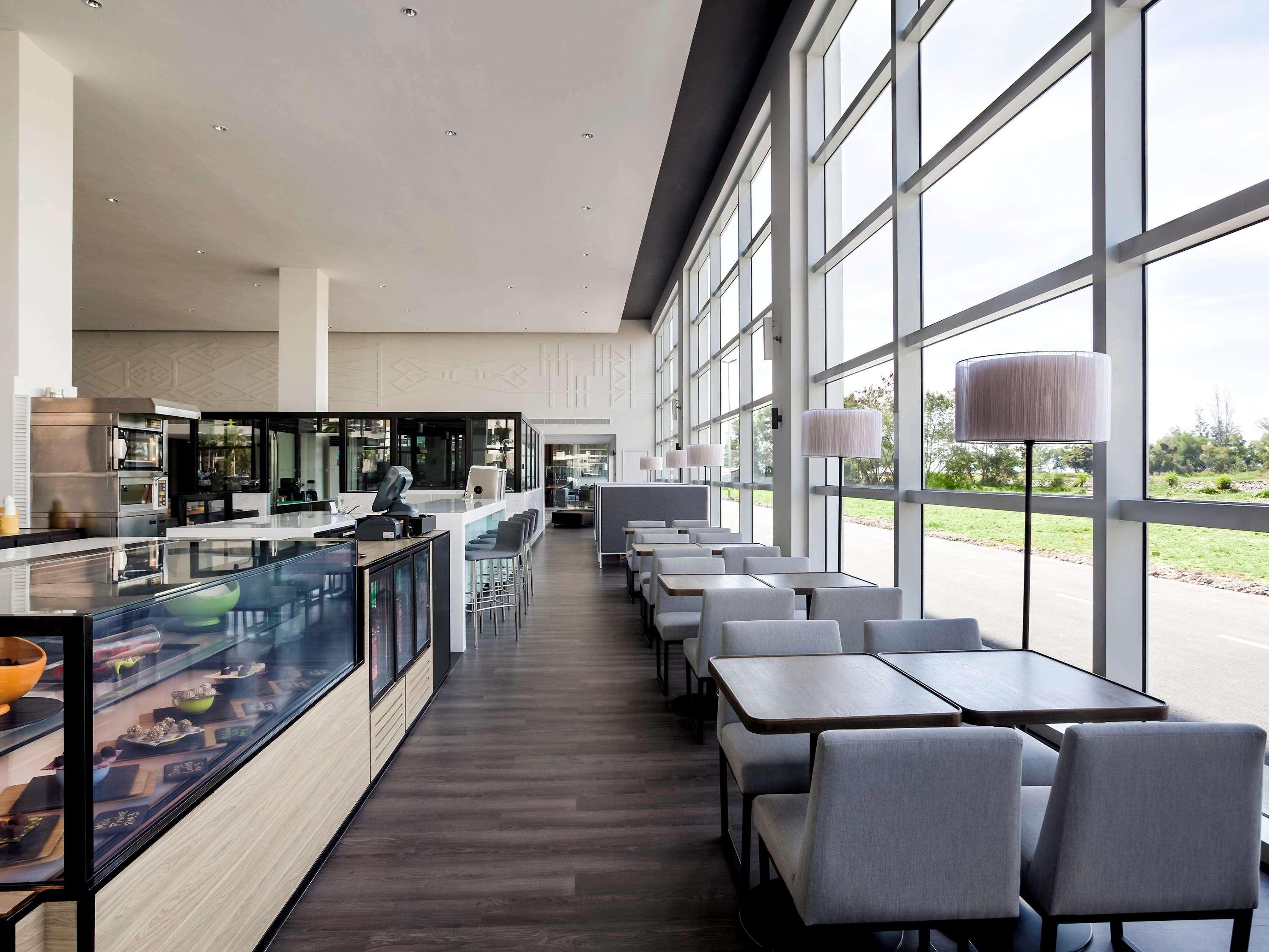 Hotel Pullman Miri Waterfront Zewnętrze zdjęcie The interior of the restaurant