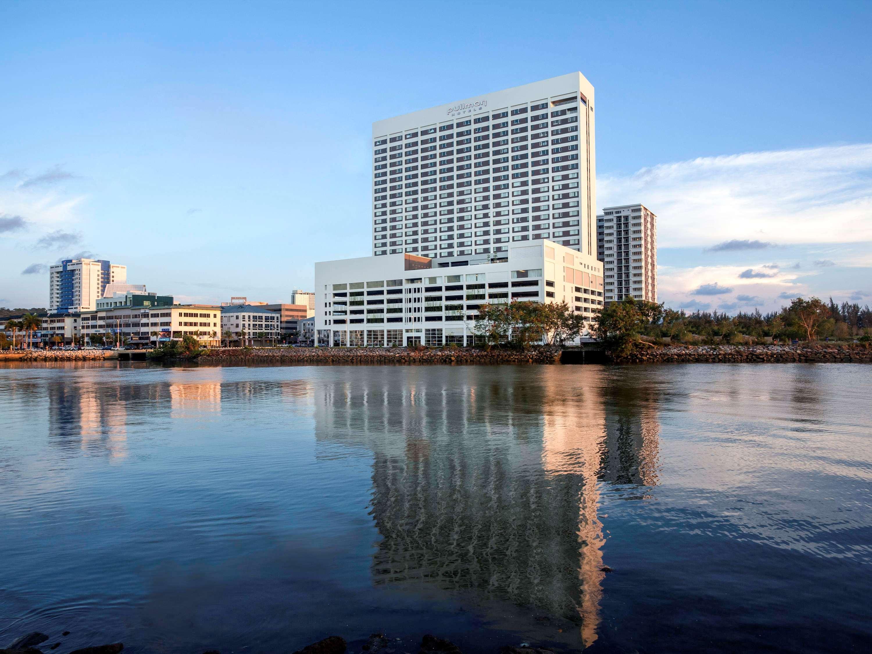 Hotel Pullman Miri Waterfront Zewnętrze zdjęcie The Harbor Tower