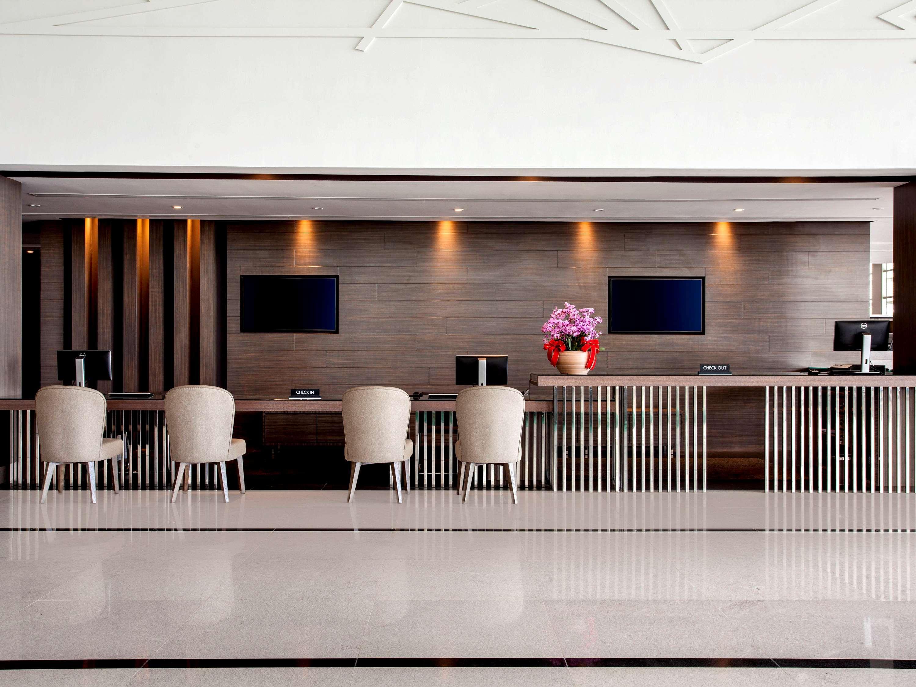 Hotel Pullman Miri Waterfront Zewnętrze zdjęcie The lobby of the hotel