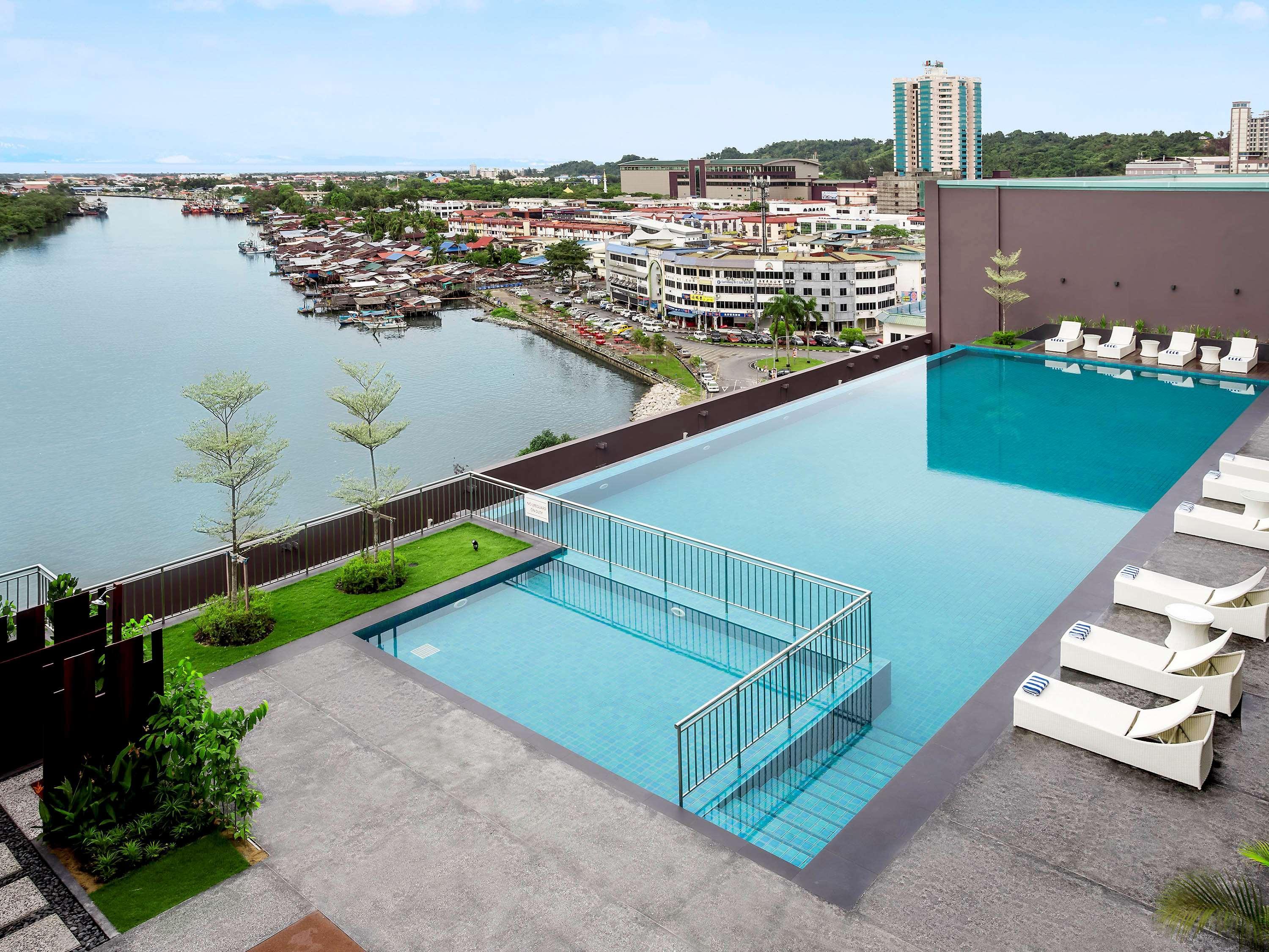 Hotel Pullman Miri Waterfront Zewnętrze zdjęcie Infinity pool at the top of the hotel