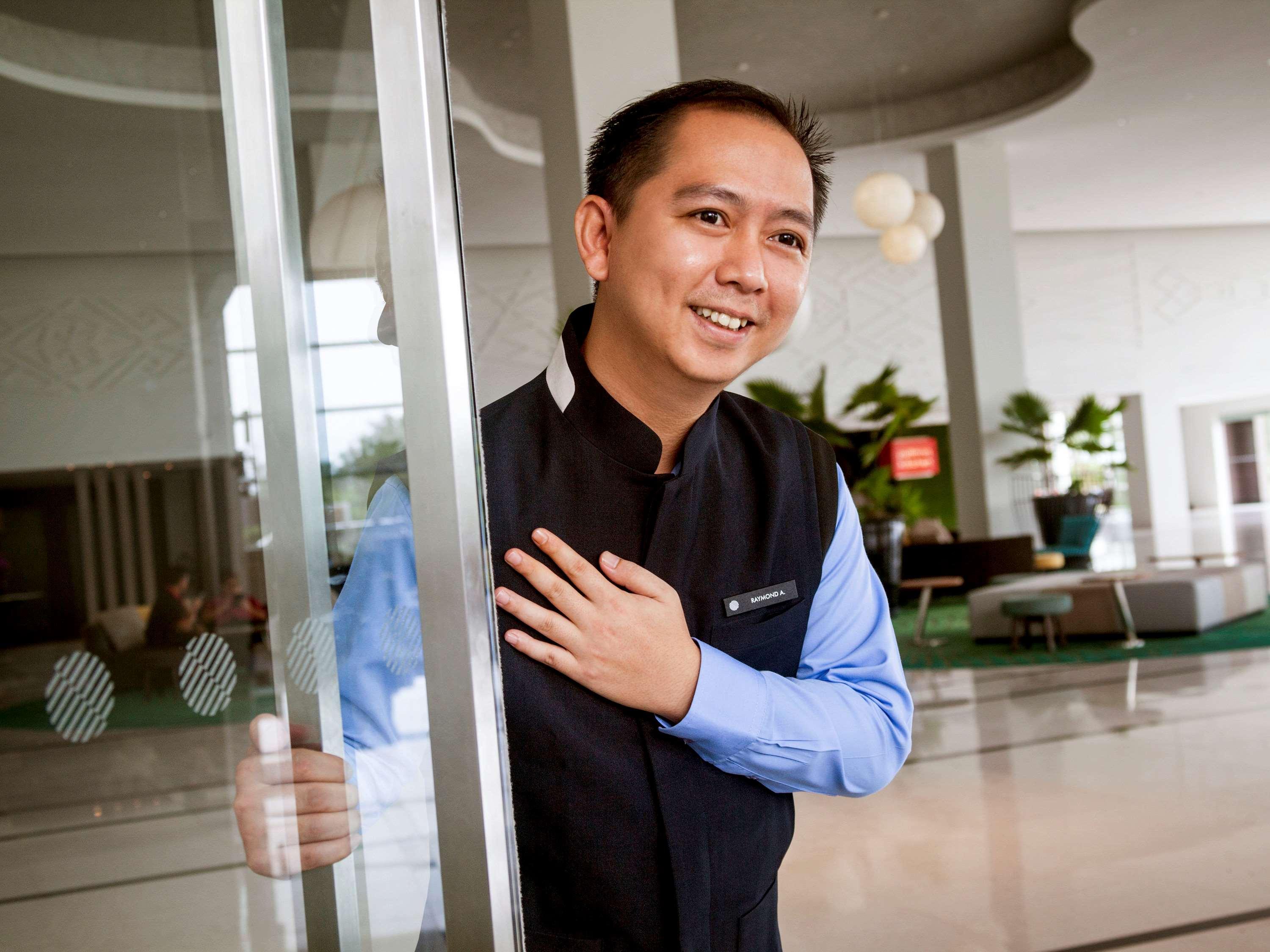 Hotel Pullman Miri Waterfront Zewnętrze zdjęcie A doorman at a hotel in Vietnam