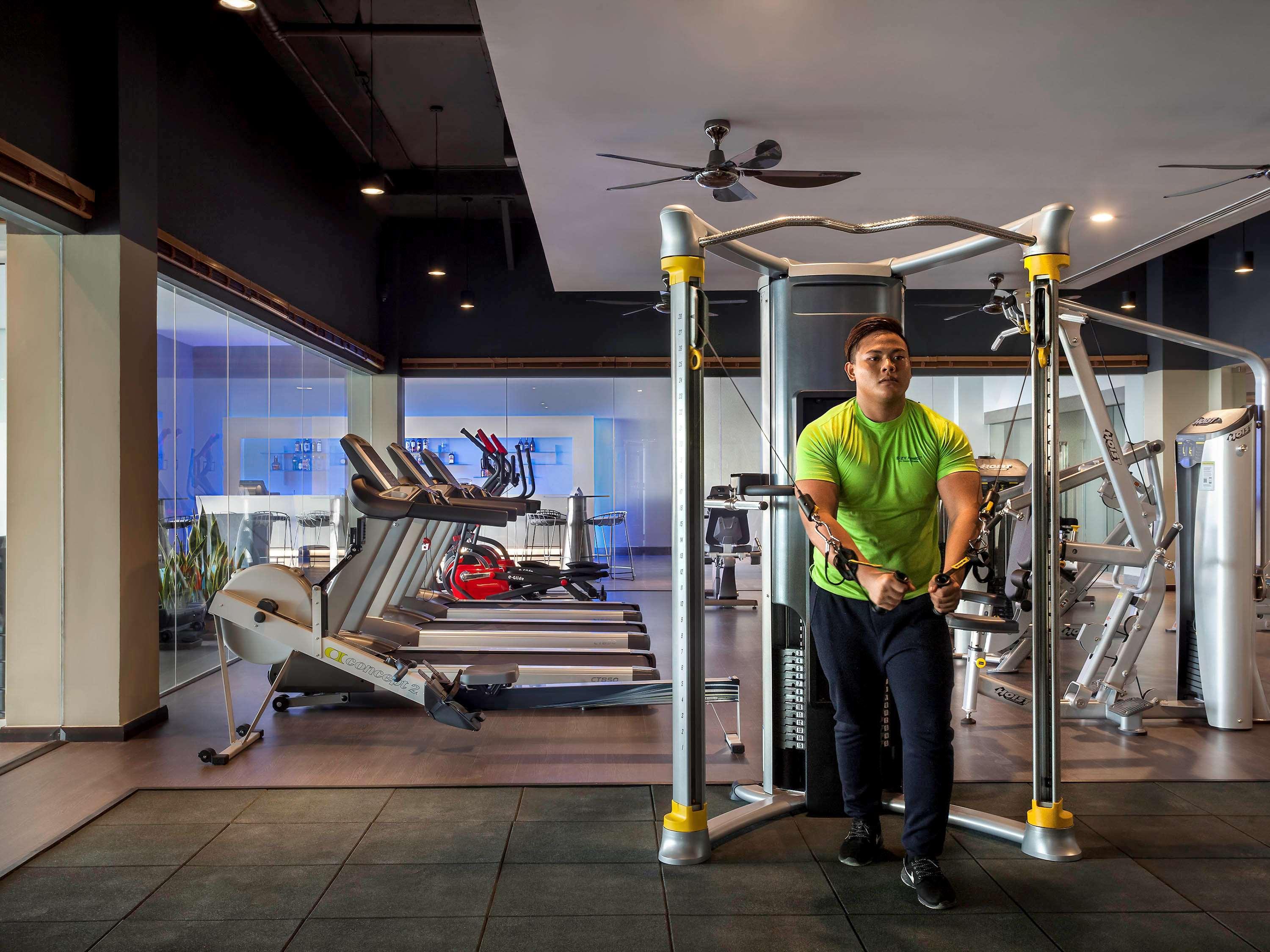 Hotel Pullman Miri Waterfront Zewnętrze zdjęcie A man doing dips on a parallel bar