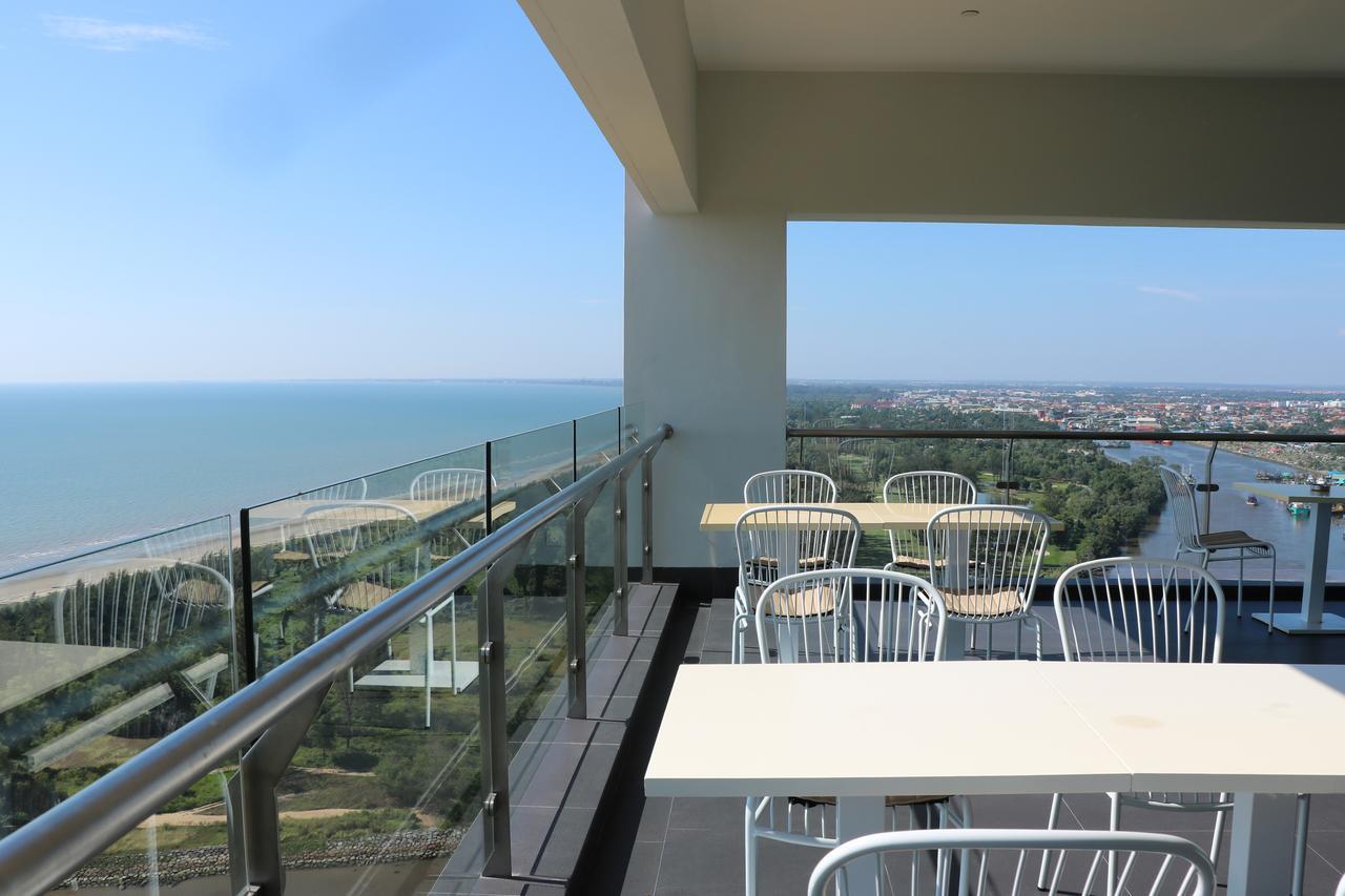 Hotel Pullman Miri Waterfront Zewnętrze zdjęcie A balcony in Nha Trang, Vietnam