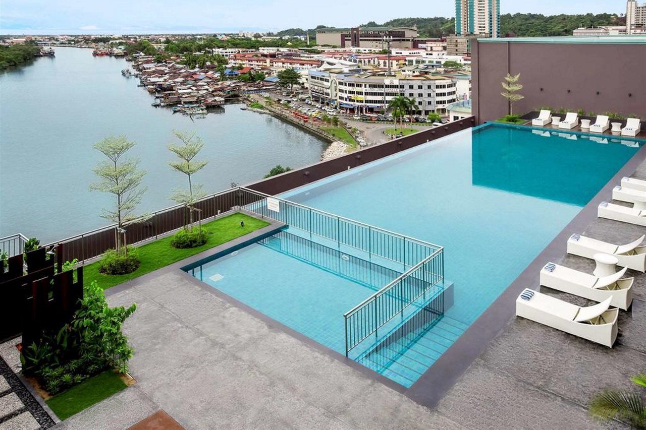 Hotel Pullman Miri Waterfront Zewnętrze zdjęcie Infinity pool