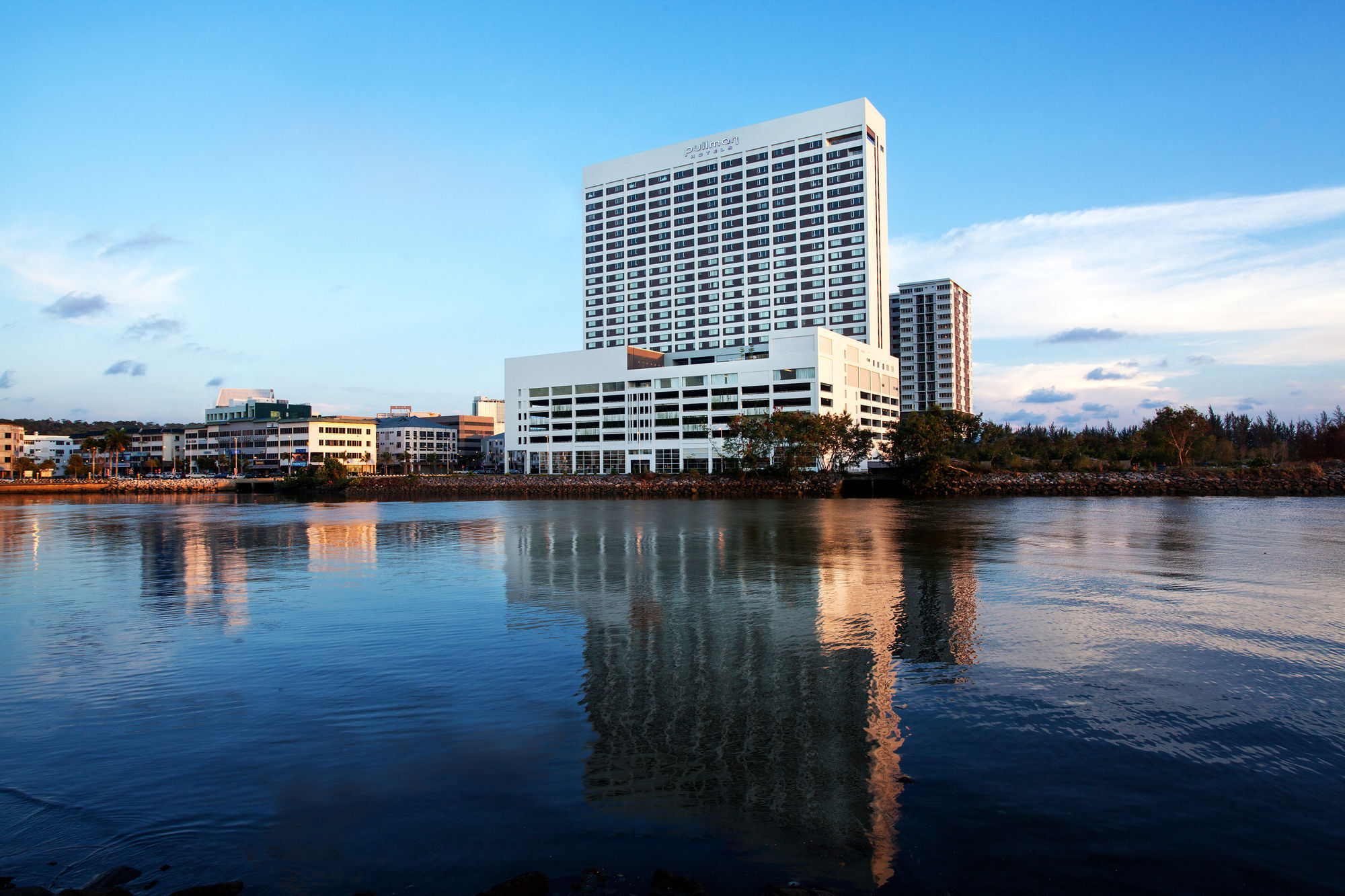 Hotel Pullman Miri Waterfront Zewnętrze zdjęcie The hotel in 2011