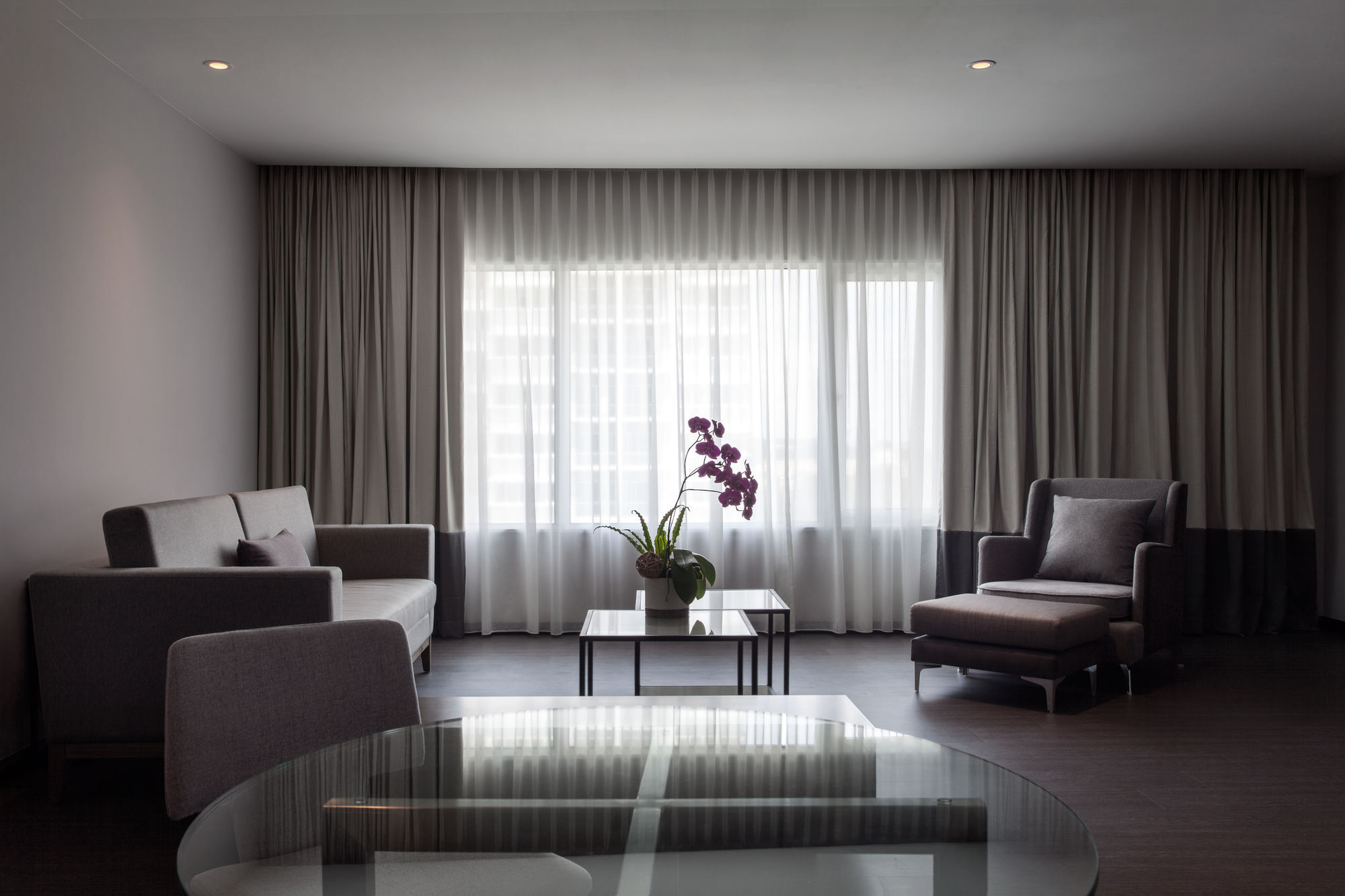 Hotel Pullman Miri Waterfront Zewnętrze zdjęcie A living room with curtains