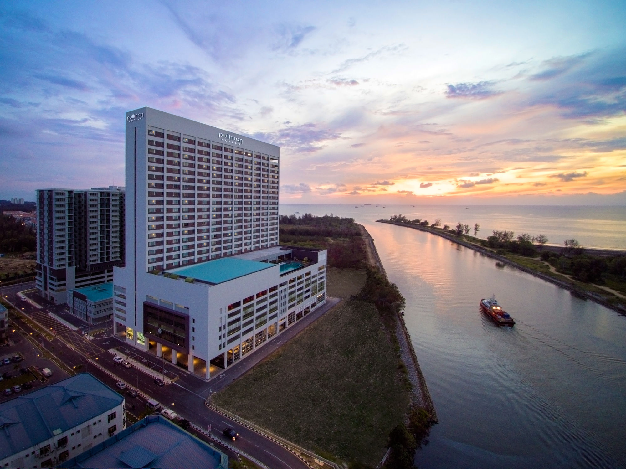 Hotel Pullman Miri Waterfront Zewnętrze zdjęcie Aerial view of the hotel