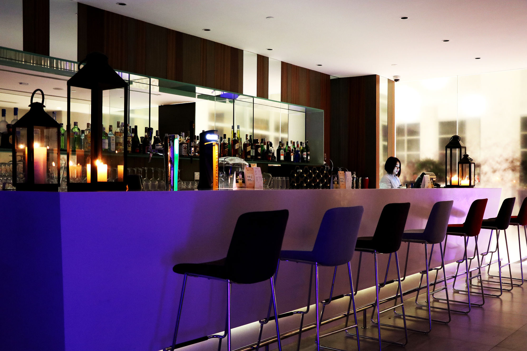 Hotel Pullman Miri Waterfront Zewnętrze zdjęcie The bar at the 100 Queen's Gate