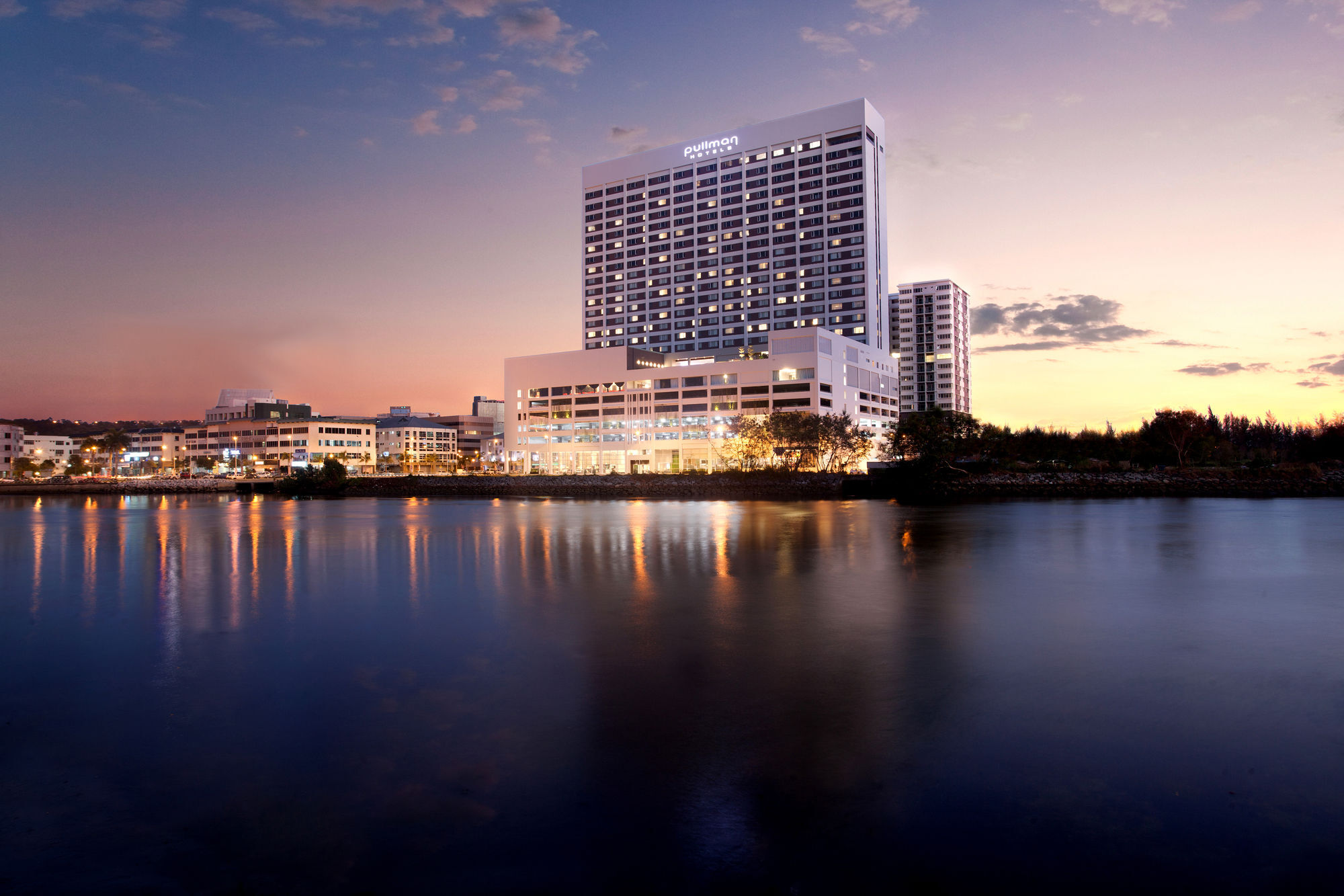 Hotel Pullman Miri Waterfront Zewnętrze zdjęcie The Royal Thai Navy Hospital