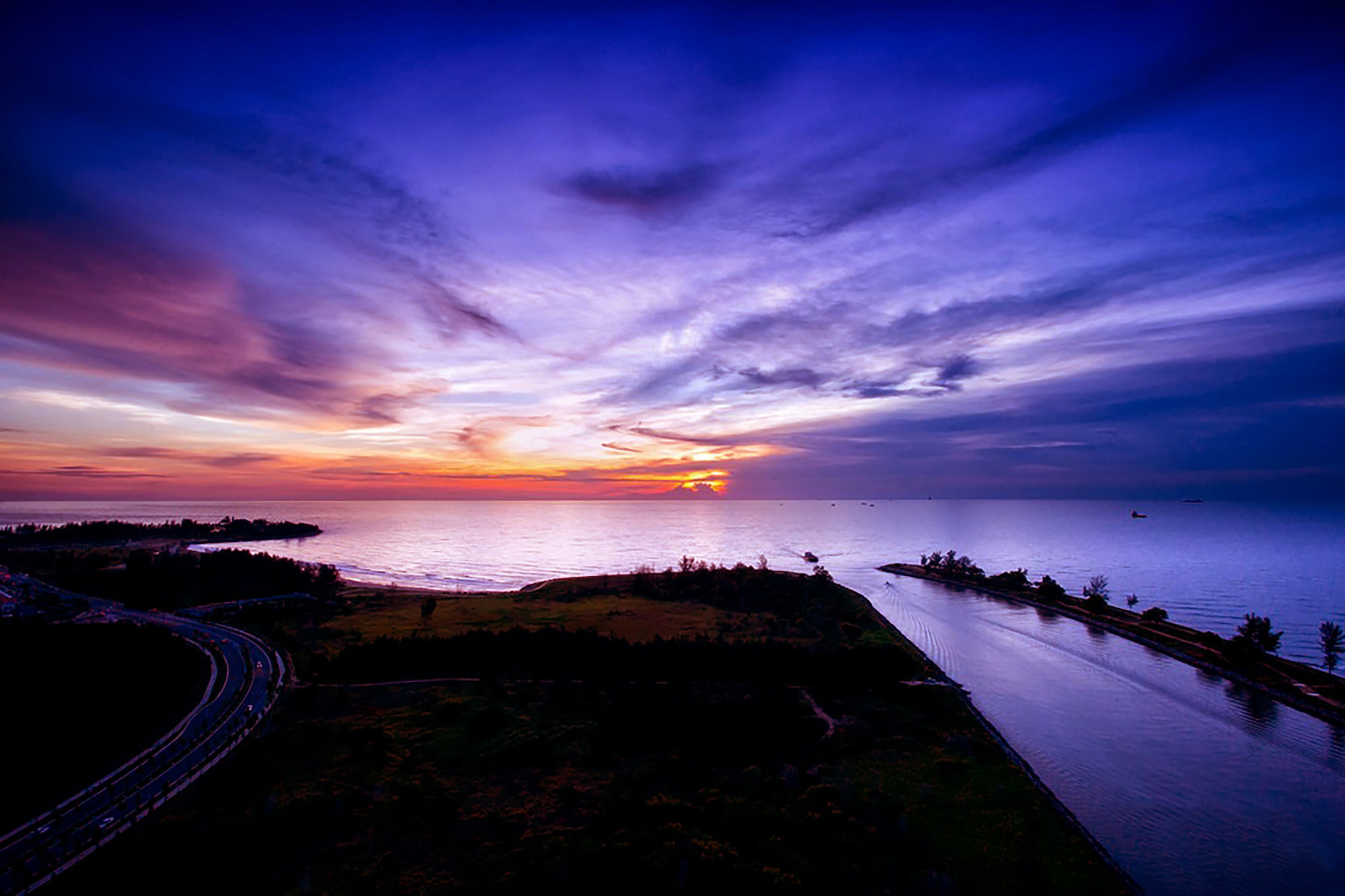 Hotel Pullman Miri Waterfront Zewnętrze zdjęcie Sunset at the mouth of the river