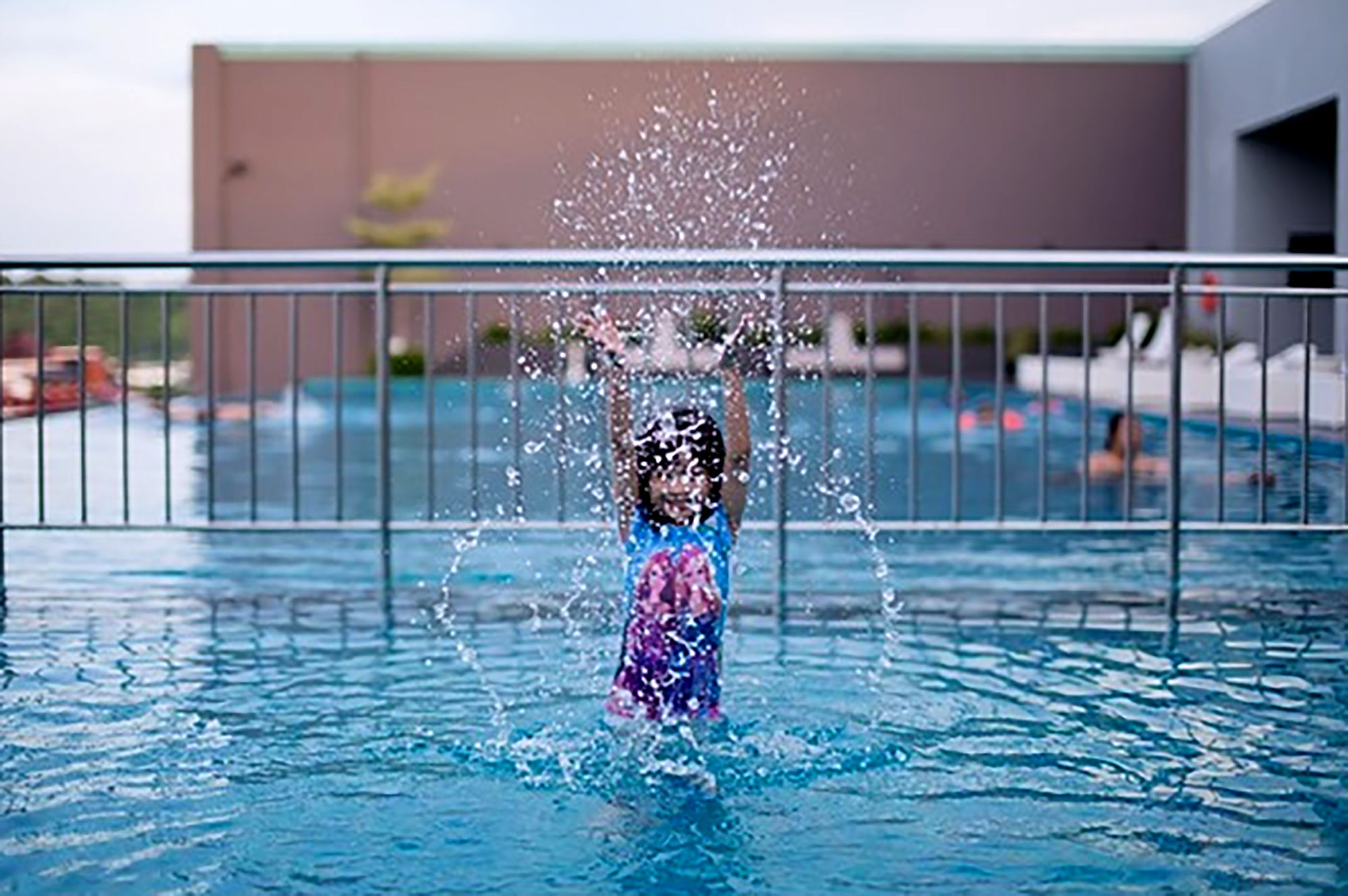 Hotel Pullman Miri Waterfront Zewnętrze zdjęcie Swimming pool at the hotel