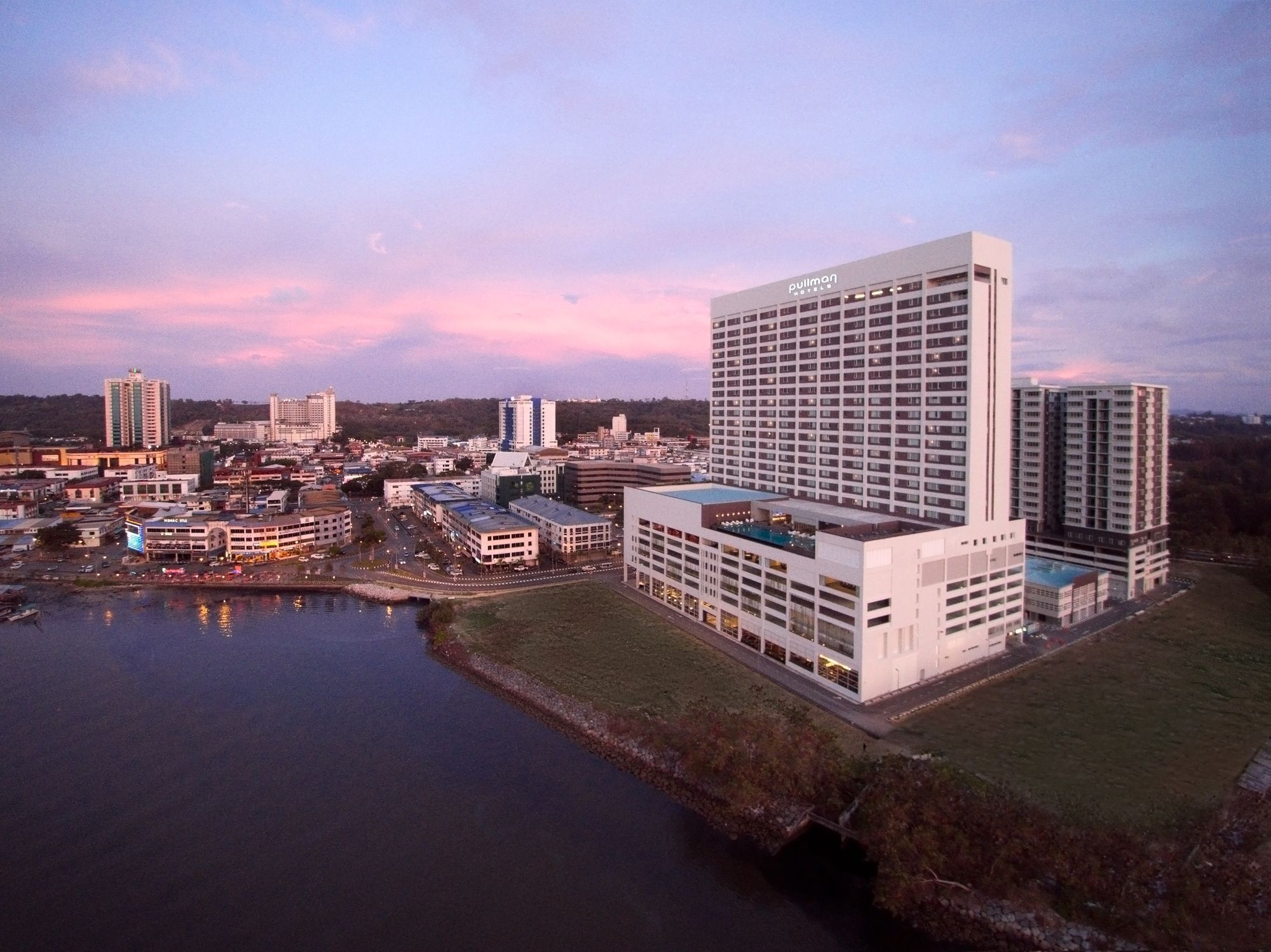 Hotel Pullman Miri Waterfront Zewnętrze zdjęcie The Riverfront