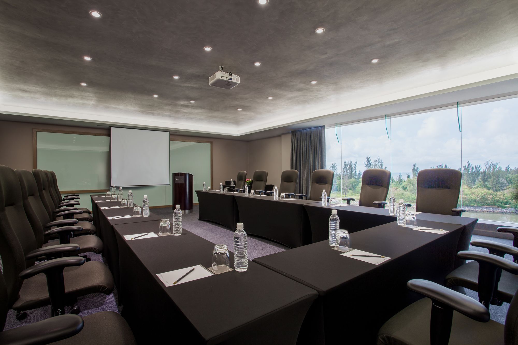 Hotel Pullman Miri Waterfront Zewnętrze zdjęcie Meeting room