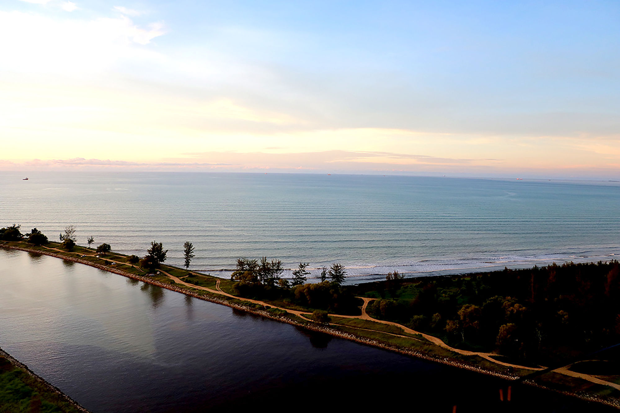 Hotel Pullman Miri Waterfront Zewnętrze zdjęcie View of the Atlantic Ocean from the top of the lighthouse