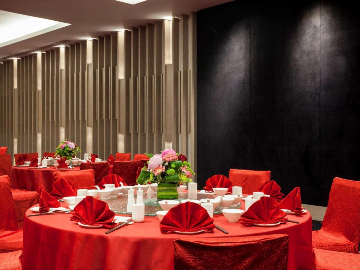 Hotel Pullman Miri Waterfront Zewnętrze zdjęcie A banquet hall in a hotel