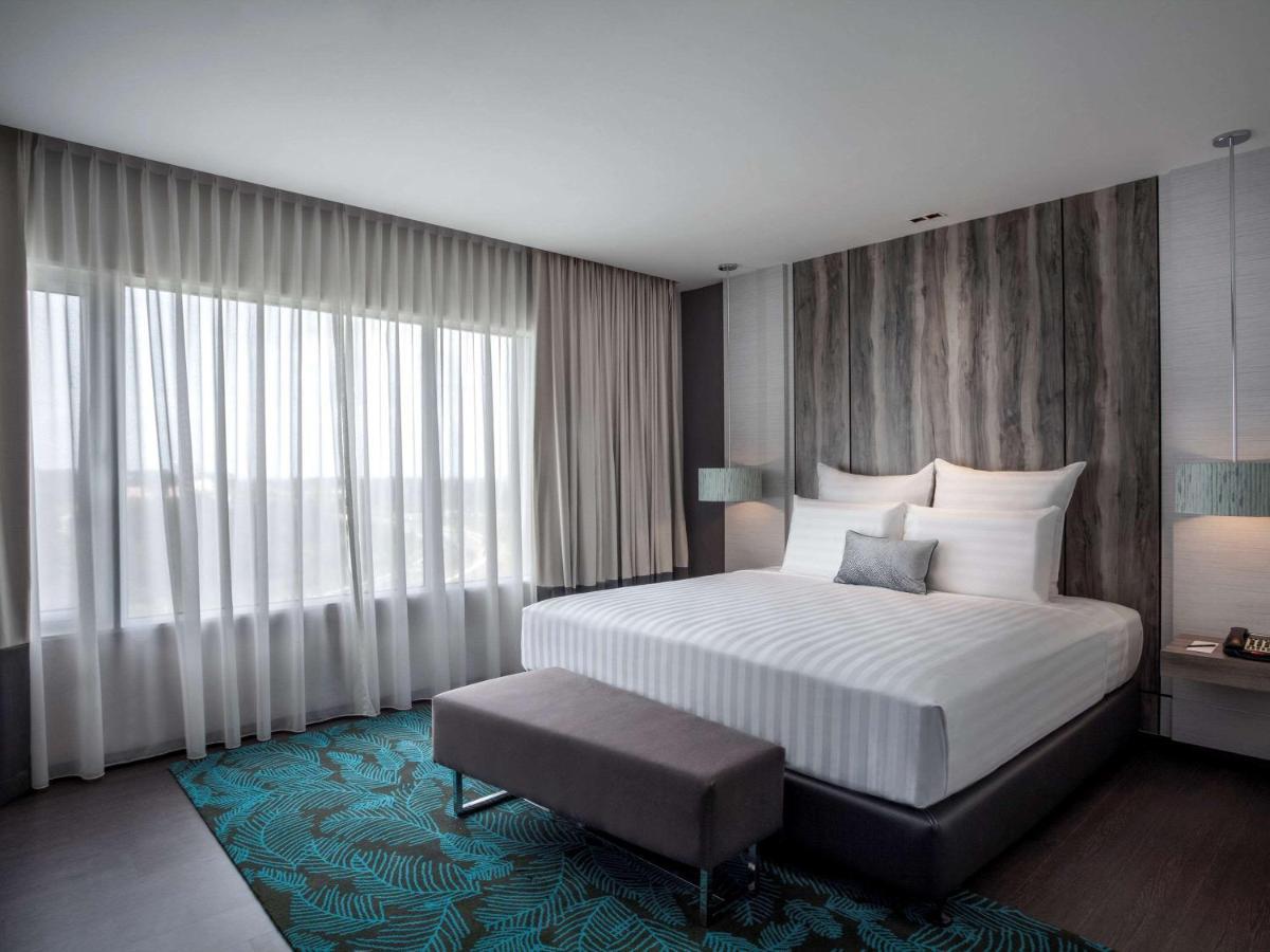Hotel Pullman Miri Waterfront Zewnętrze zdjęcie A bedroom at the hotel